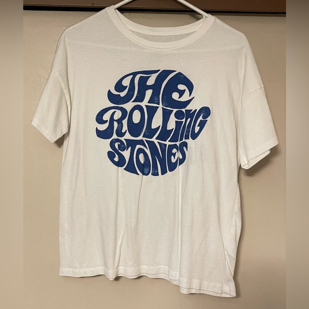 White and blue American Eagle “Rolling Stones rock” tee